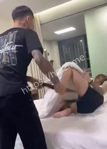 精神小伙皮带打人视频